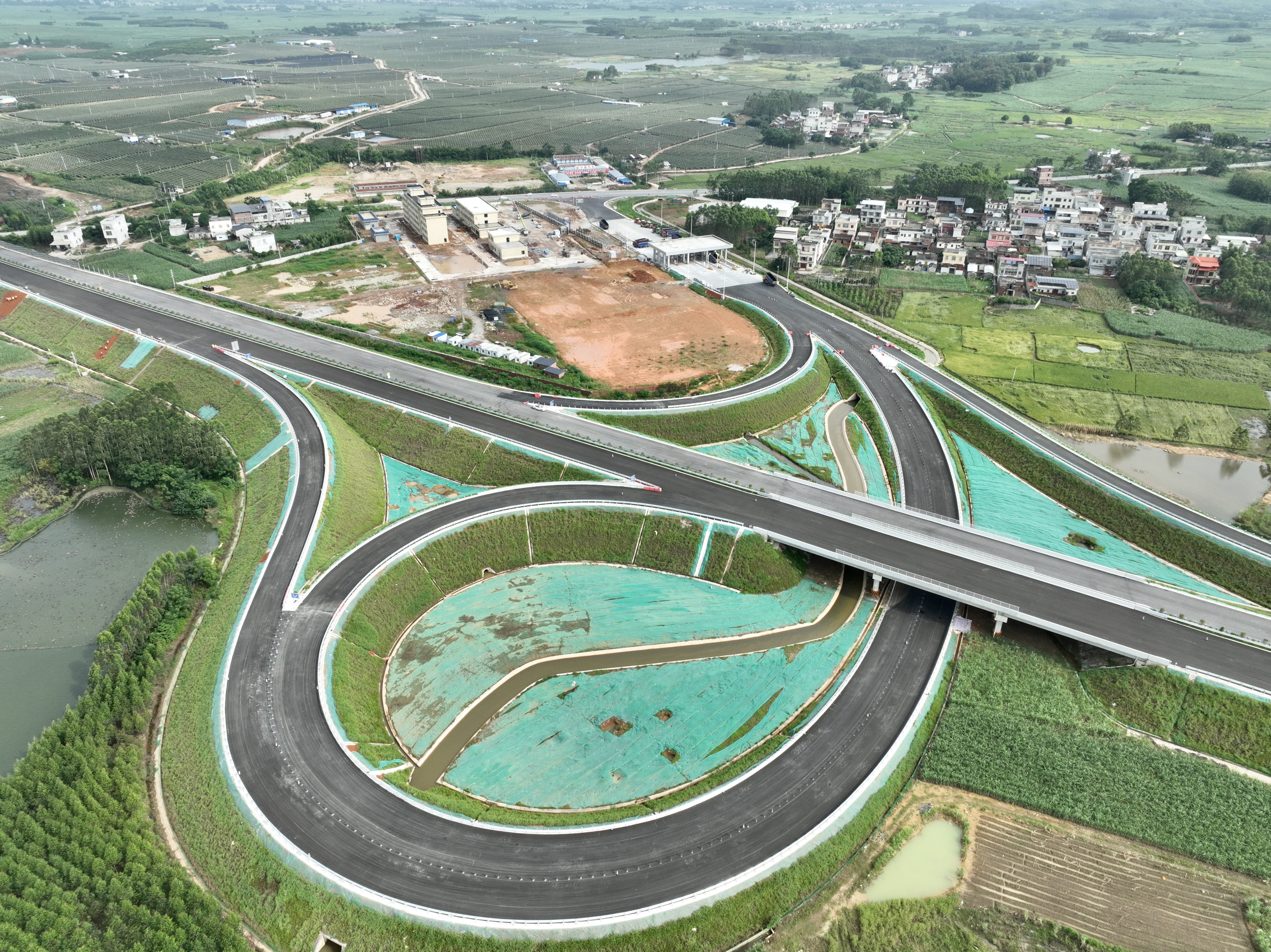 【項(xiàng)目動(dòng)態(tài)】沖刺“夏”半場(chǎng)！高速公路公司重點(diǎn)項(xiàng)目建設(shè)攻堅(jiān)不停步